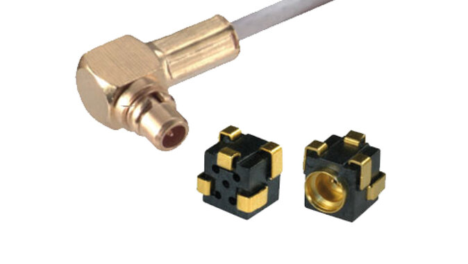 Verbindungselemente für die Hochfrequenztechnik aus Kunststoff und Metall. Gezeigt werden ein gewinkelter HF-Stecker mit Koaxialkabel sowie zwei passende, vergoldete SMT-Buchsen, die für hohe Frequenzen und zuverlässige Signalübertragung ausgelegt sind.
