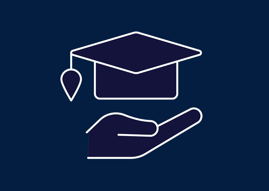 Symbolgrafik eines akademischen Huts, der über einer ausgestreckten Hand schwebt – vor dunkelblauem Hintergrund. Die Illustration steht für Fringe Benefits im Bereich Weiterbildung und Personalentwicklung, wie Schulungen, Seminare oder geförderte Bildungsprogramme für Mitarbeitende.