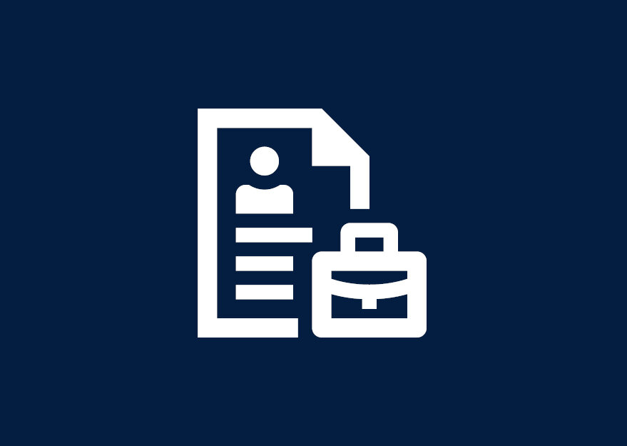 Symbolgrafik eines Dokuments mit Personen-Icon und Textzeilen, daneben eine Aktentasche – alles in Weiß auf dunkelblauem Hintergrund. Die Illustration steht für Themen wie Bewerbung, Personalmanagement oder Stellenangebote im Bereich Human Resources.