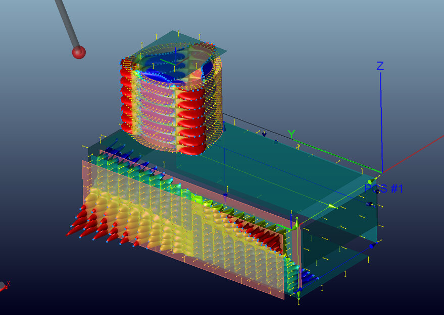 Bildschirmansicht aus einem 3D-Messlabor mit einer farbcodierten Darstellung eines Bauteils und sichtbaren Koordinatenachsen. Die Grafik zeigt Messpunkte, Toleranzabweichungen und Vektoren zur Analyse der Oberflächenqualität.