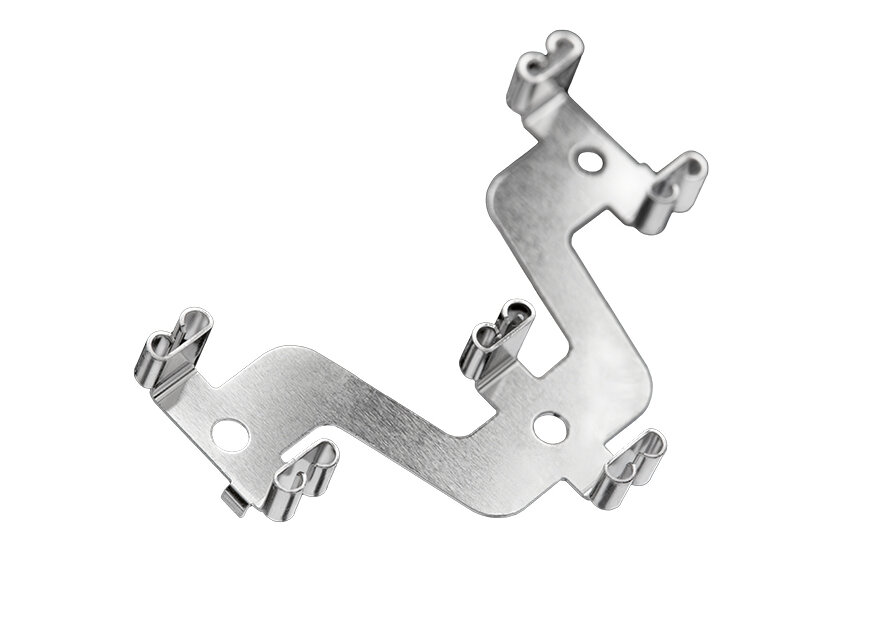 Metallisches Stanzbiegeteil mit komplexer Geometrie und mehreren abgewinkelten Laschen und Bohrungen. Das präzise gefertigte Bauteil ist silbern glänzend und dient vermutlich als Halter oder Kontaktträger in elektronischen oder mechanischen Baugruppen.