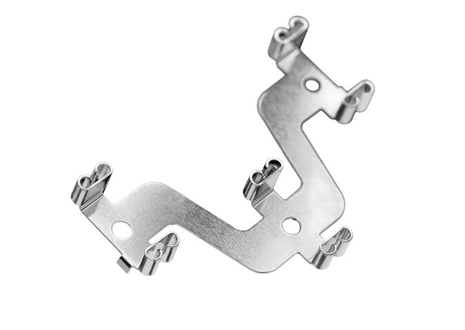 Metallisches Stanzbiegeteil mit komplexer Geometrie und mehreren abgewinkelten Laschen und Bohrungen. Das präzise gefertigte Bauteil ist silbern glänzend und dient vermutlich als Halter oder Kontaktträger in elektronischen oder mechanischen Baugruppen.