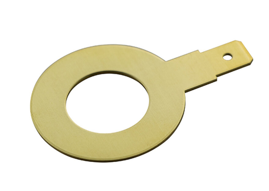Flaches, ringförmiges Stanzteil mit integriertem rechteckigem Kontaktsteg und Montageloch aus metallisch glänzendem Material. Die Geometrie weist auf eine Anwendung als elektrischer Kontaktträger oder Verbindungselement in technischen Baugruppen hin.