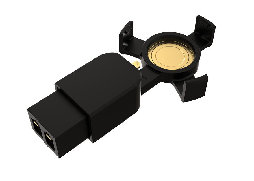 3D-Rendering einer schwarzen Kunststoff-Baugruppe mit integrierter goldfarbener Kontaktfläche, entwickelt für den Einsatz als Schallwandler oder Sensor. Die Baugruppe besitzt eine runde zentrale Aufnahme und zwei rechteckige Steckanschlüsse.