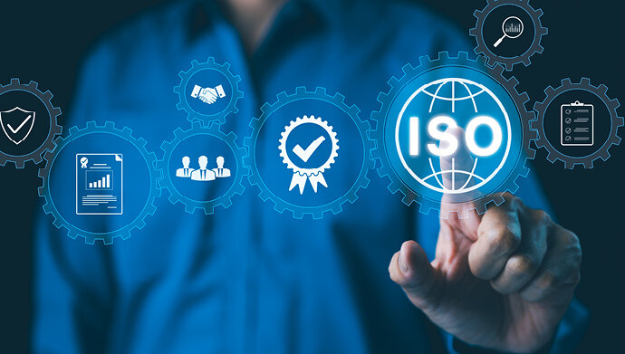 Symbolische Darstellung eines ISO-Zertifizierungsprozesses mit grafischen Icons für Qualitätssicherung, Mitarbeitermanagement, Audits und Statistiken. Eine Person in Businesskleidung tippt auf ein digitales Interface mit ISO-Emblem im Zentrum, visualisiert durch Zahnradsymbole.