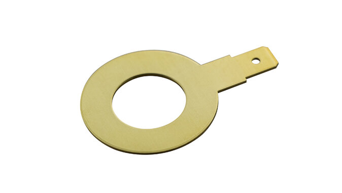 Goldfarbener Flachstecker in ringförmiger Ausführung mit seitlicher Kontaktfahne und Anschlussloch, freigestellt vor weißem Hintergrund. Das Bauteil dient als elektrischer Kontaktträger, beispielsweise in Batterie- oder Erdungsanwendungen.